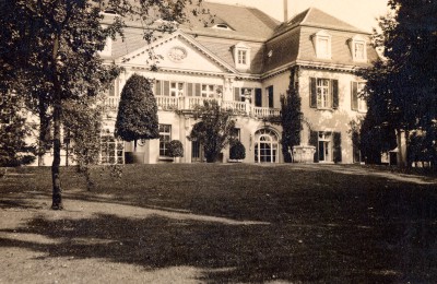 The family villa of Robert von Mendelssohn on Dianasee lake in Berlin Grunewald, summer of 1914, @ Private collection.